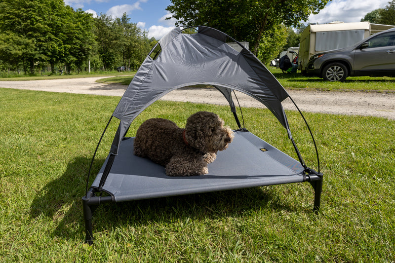 Hundeliege mit Sonnendach – erhöhtes Hundebett für Camping und Reisen