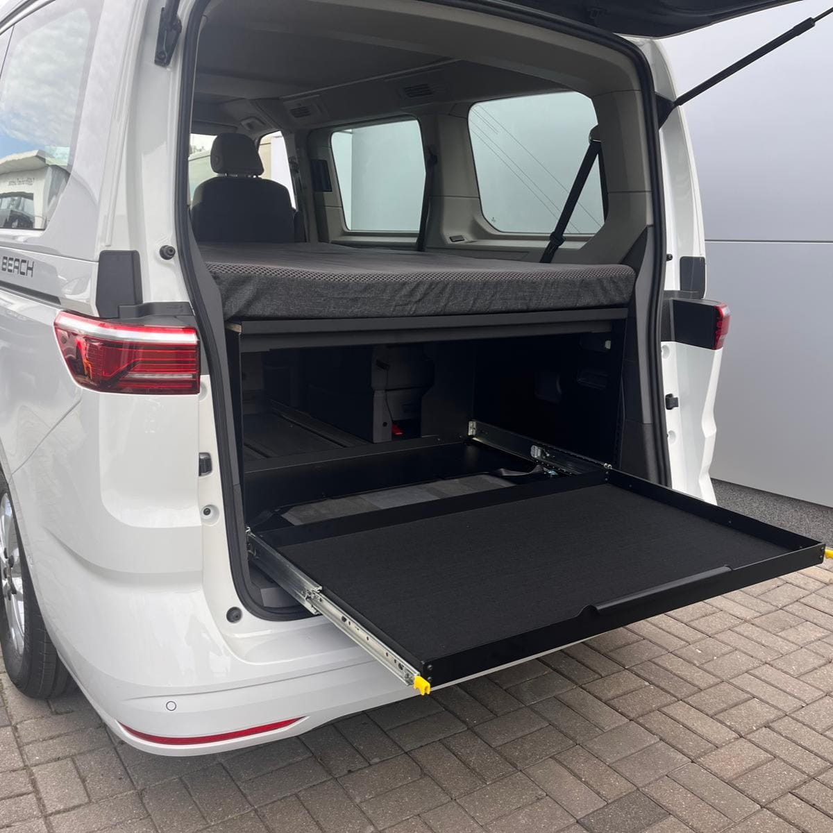 Heckbox mit Auszug VW T7 New California Beach, VW T7